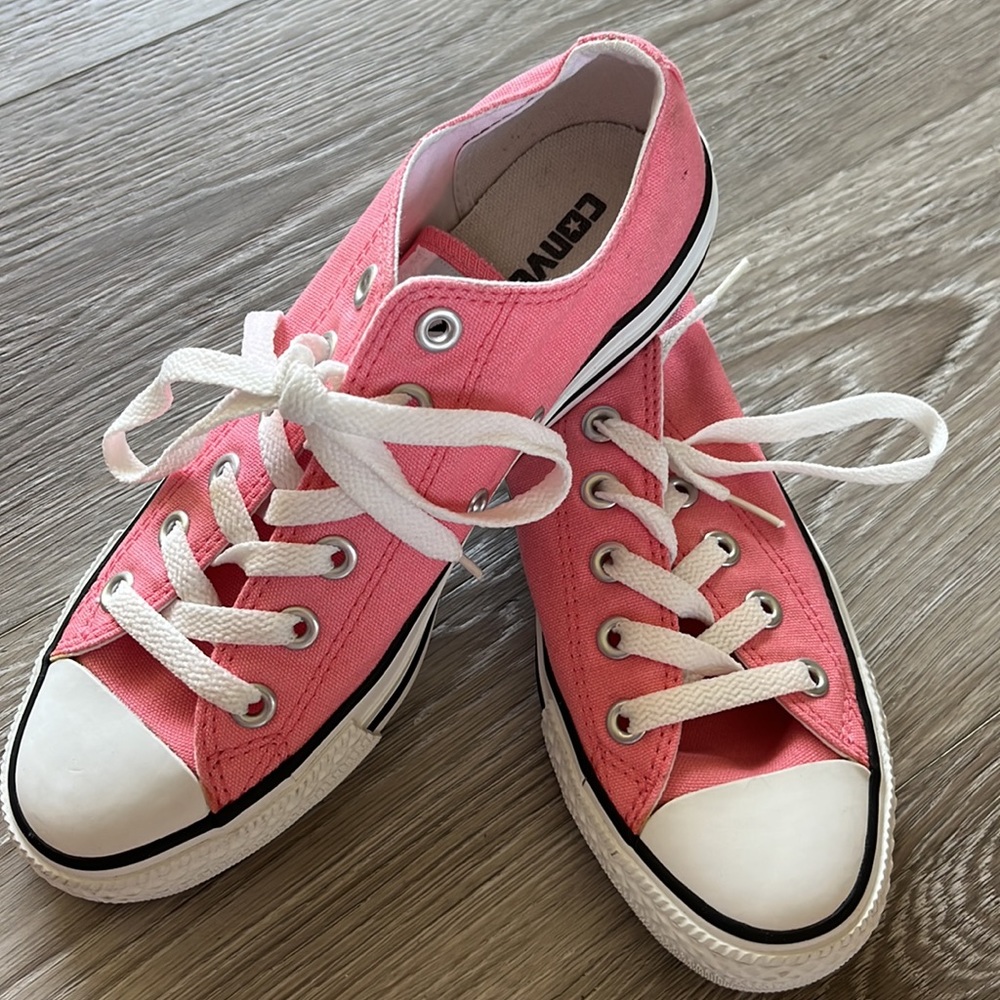 Light Pink Unisex Converse Size 7.5 (women) 5.5 (men) Gently Used